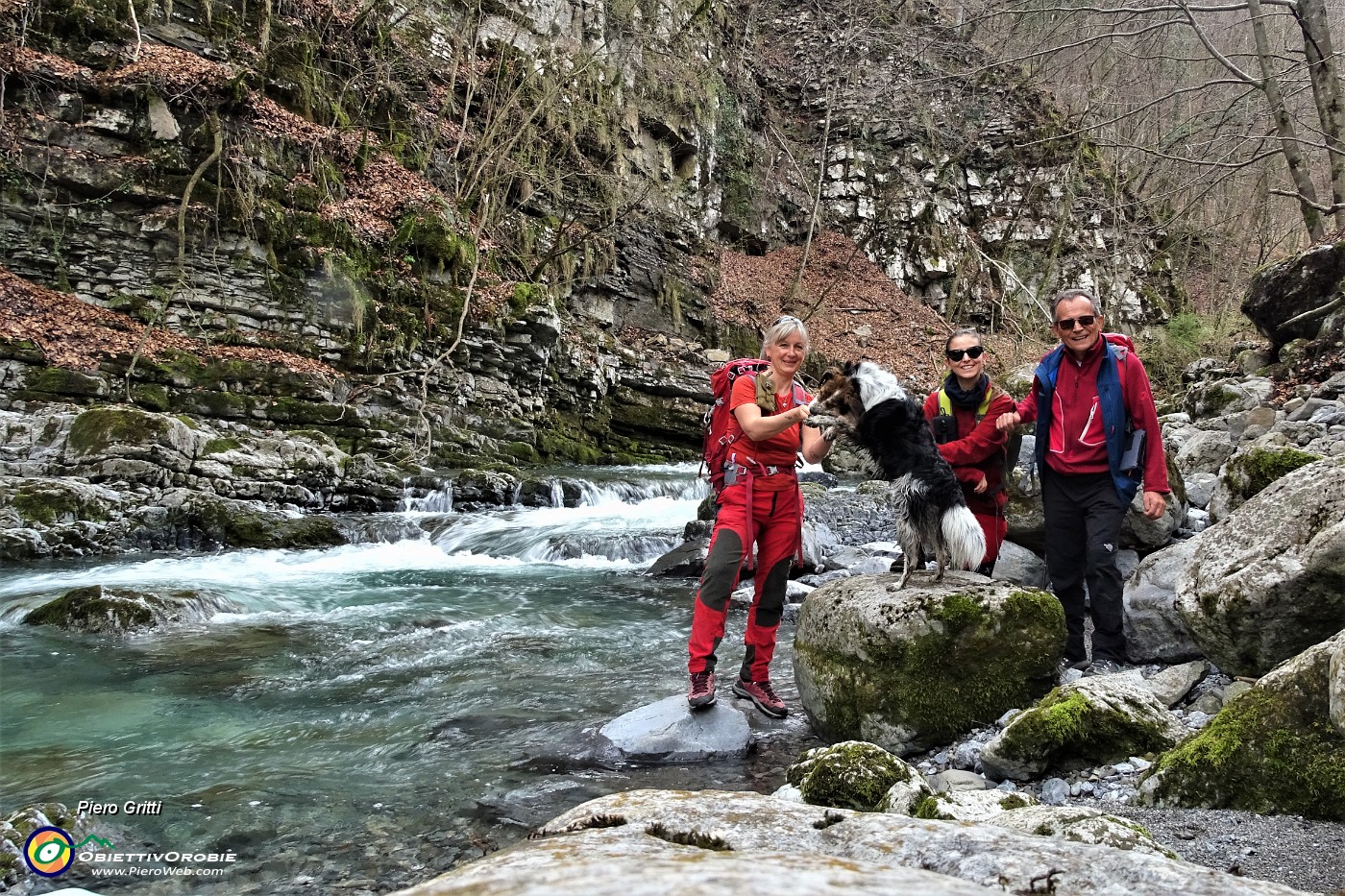 37 Il torrente Enna carico d'acqua, scende in salti, pozze, cascatelle.JPG